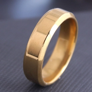 Bague en acier inoxydable doré poli à dessus plat et bords biseautés élégants