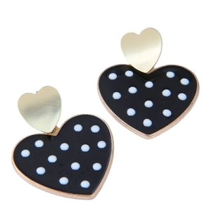 Boucles d'oreilles cœur dorées avec émail noir à pois blancs de style rétro pop