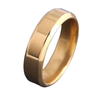 Bague minimaliste en acier inoxydable doré avec finition brossée et bordure biseautée