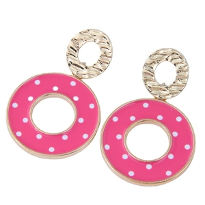 Boucles d'oreilles dorées martelées avec émail rose et motif à pois blancs