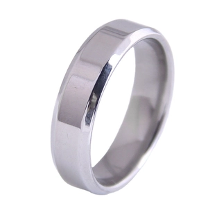 Bague minimaliste en acier inoxydable argenté poli avec finition brillante
