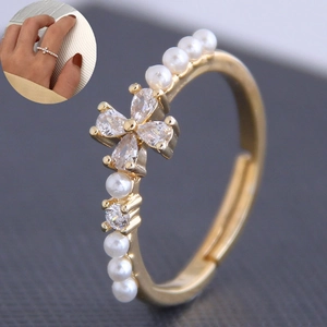 Bague ajustable dorée avec perles asymétriques et motif floral en zircons goutte
