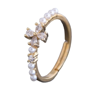 Bague ajustable élégante avec trèfle en zircone cubique et perles blanches chic