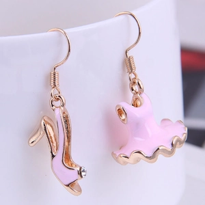 Nahaufnahme asymmetrischer rosa Emaille-Ohrringe mit hohen Schuhen und Kleid-Motiv