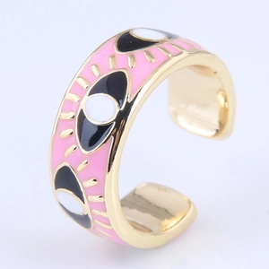 Détail de la bague œil maléfique en émail rose avec une finition dorée et ajustable