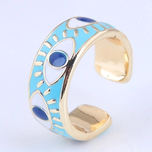 Détail de la bague ajustable mauvais œil avec émail bleu et cils dorés finement ciselés