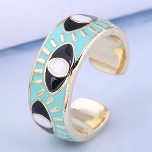 Gros plan détaillé de la bague œil protecteur plaquée or avec émail bleu et anneau en C