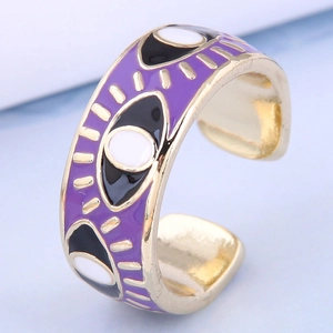 Détail d'une bague ajustable œil protecteur avec émail violet et finition dorée