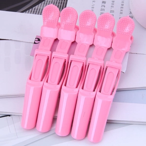 Détail de 5 pinces à cheveux crocodile roses avec poignée antidérapante texturée