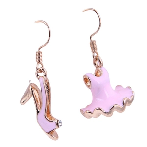 Asymmetrische rosa Emaille-Ohrringe mit High Heel- und Kleid-Anhängern in Goldoptik