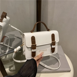 Borsa a tracolla chic in pelle bianca e marrone con fibbie in metallo dorato e tracolla