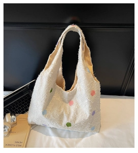 Détail du sac cabas blanc en peluche avec pois colorés et grande capacité de rangement