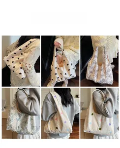 Détail des sacs cabas élégants avec broderie papillon et motifs de cœurs