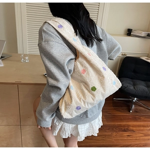 Grand sac fourre-tout tendance avec pois colorés sur tissu pelucheux crème