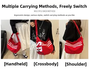 Détails du sac bandoulière en toile rouge montrant trois modes de transport et rayures