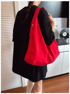 Gros plan d'un grand sac cabas rouge en nylon avec détail de fermeture éclair