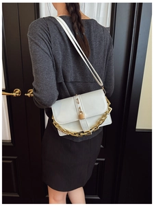 Vue détaillée arrière d'un sac bandoulière blanc avec chaîne dorée et boucle élégante