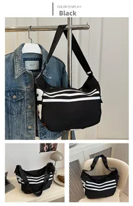 Vue détaillée du sac à bandoulière en nylon rayé noir et blanc avec large bandoulière