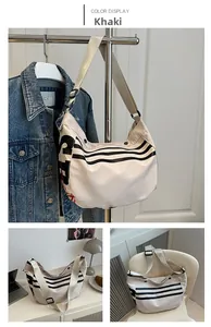 Détail du sac fourre-tout en toile kaki avec rayures noires et bandoulière réglable