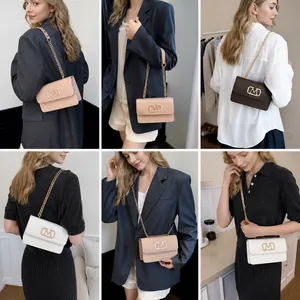 Modelo mostrando formas de llevar el bolso bandolera con textura de coco y logo M dorado