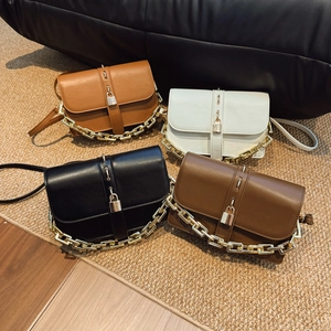 Sac à bandoulière classique avec chaîne dorée et détail cadenas en quatre couleurs