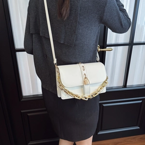 Sac à bandoulière carré blanc élégant avec chaîne dorée et cadenas en cuir
