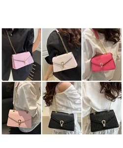 Collage de sacs à bandoulière tressés chic en plusieurs coloris avec fermoir serpent