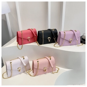 Détail de sacs à main tissés avec chaînes dorées disponibles en cinq couleurs