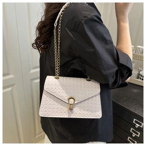 Vue détaillée du sac bandoulière en cuir gaufré blanc avec boucle mors dorée élégante