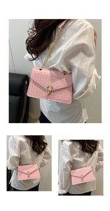 Vues détaillées d'un sac à bandoulière rose tissé avec chaîne dorée et boucle en U