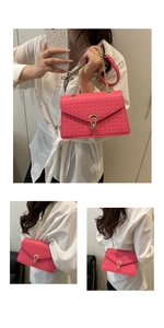 Détail du sac tressé rose avec boucle dorée et bandoulière en chaîne élégante