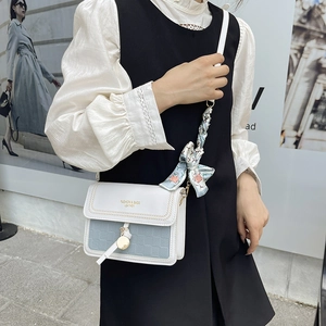 Sac bandoulière carré bicolore élégant avec foulard floral et pendentif doré