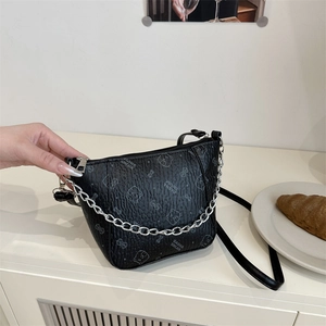 Women's Vintage Minimalist PU Leather Bucket Bag Cartoon Bear Bow Print Shoulder Crossbody Bag With Silver Chain Strap