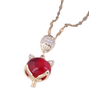 Collana con ciondolo a volpe con pietra rossa e orecchie di zirconi su catena dorata sottile