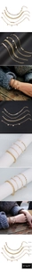 Dettaglio di un set di 4 bracciali dorati con perle e barre di metallo eleganti