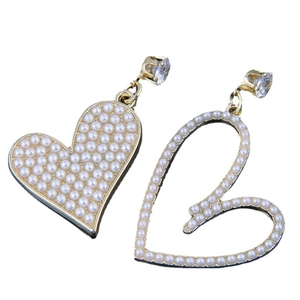 Asymmetric heart earrings with white faux pearls and clear cubic zirconia in gold plating