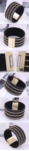 Détail du bracelet large en cuir noir avec quatre rangées de strass et fermoir aimanté