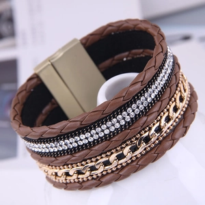 Gros plan d'un bracelet multicouche en cuir avec strass en cristal et fermoir magnétique