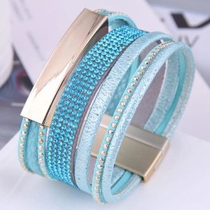 Détail du bracelet multicouche en cuir bleu ciel avec strass et fermoir magnétique