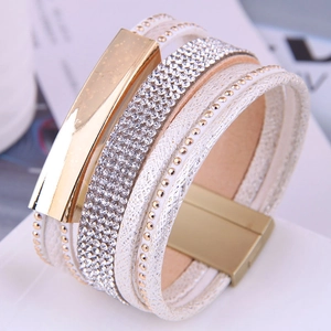 Détail du bracelet multi-rangs en cuir blanc avec strass et fermoir magnétique doré