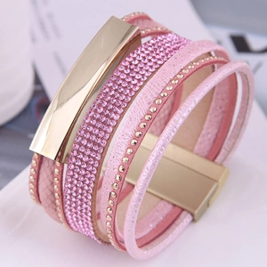Détail d'un bracelet multicouche en cuir rose avec cristaux brillants et fermoir magnétique