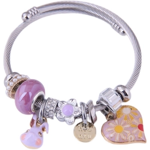 Silbernes Charm-Armband mit lila Glasperlen und Gänseblümchen-Herzanhänger