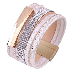 Bracelet multicouche en cuir blanc avec strass brillants et accents métalliques dorés