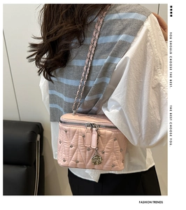 Dettaglio mini borsa rosa trapuntata con borchie argento e ciondolo a rosa