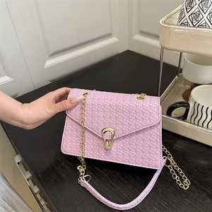 Sac bandoulière rose texturé avec chaîne dorée et fermoir métallique géométrique