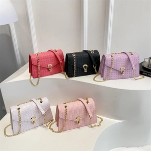 Sacs bandoulière tissés minimalistes en cinq couleurs avec boucles en U dorées