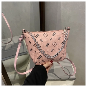 Gros plan d'un sac à main rose en cuir litchi avec imprimé ours et chaîne argentée