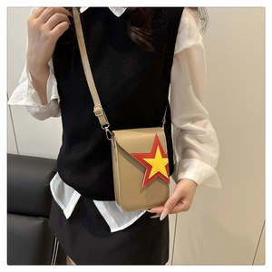 Détail du sac bandoulière kaki avec motif étoile rouge et jaune et sangle réglable
