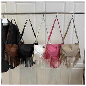 Détail de sacs à bandoulière à franges en cinq couleurs avec croix et rivets en métal