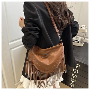 Détail du sac à franges en cuir PU marron avec rivets et croix de style bohème